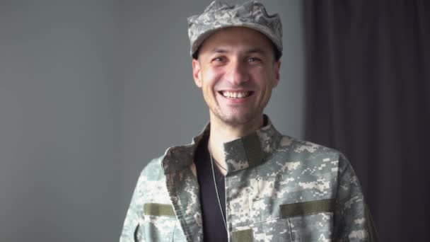 Potret seorang pria di militer kelelahan, tatap muka ke kamera — Stok Video