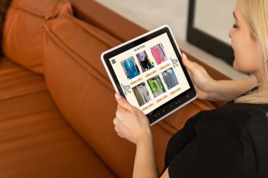 İnternetten alışveriş yapmak için dijital tablet kullanan kadın