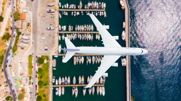 Repülőgép leszállás felül szép strand és a tenger — Stock Fotó