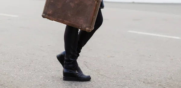 Fondo antiguo, patas femeninas, camino antiguo y maleta — Foto de Stock