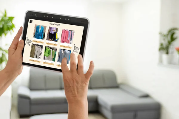 Γυναίκα ψάχνει για νέα ρούχα στο ηλεκτρονικό κατάστημα σε ψηφιακή ταμπλέτα — Φωτογραφία Αρχείου