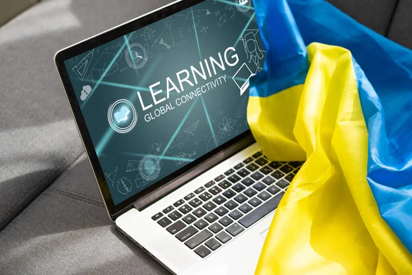 Laptop vicino alla bandiera ucraina. Imparare il concetto di inglese. — Foto Stock