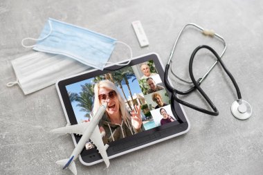 Doktor bir hastayla görüntülü konuşma.