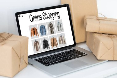 Alışveriş, teknoloji ve internet kavramı: hayali bir dükkanda dizüstü bilgisayarla alışveriş