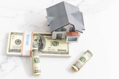 House, ev konsepti için para biriktiriyor. Ticarette kârlı bir yatırım kavramı