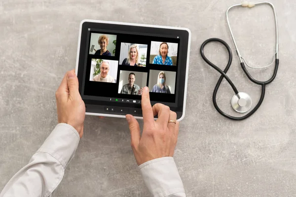 Dokter video chatting dengan pasien — Stok Foto