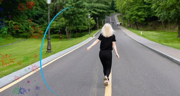 Frau gegen Bakterien und Krankheit. Virtuelle Barriere als Virenschutz — Stockfoto