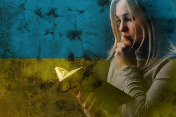 Barn mot krig. Russias invasion av Ukraina, begäran om världssamfunden hjälp. mot bakgrund av ukrainska flaggan med händer målade i gult och blått, gest av tro och hopp — Stockfoto