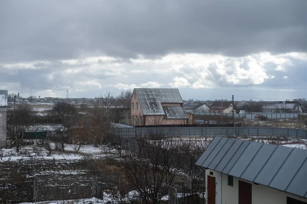 ウクライナの村一日中。上からの眺め。ストーブ暖房付きの田舎の多くの木造住宅。霜の日. — ストック写真