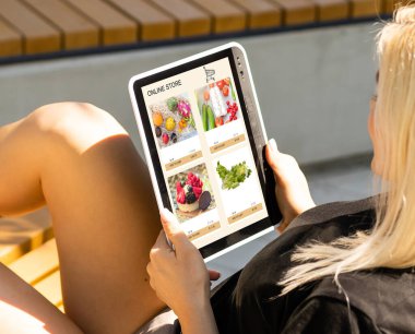 İnternetten yemek sipariş etmek için tablet kullanan kadın eller