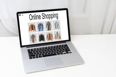 Alışveriş, teknoloji ve internet kavramı: hayali bir dükkanda dizüstü bilgisayarla alışveriş