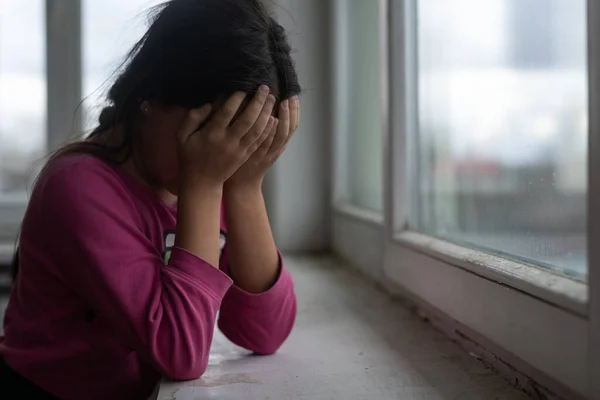 Niña rezando en la mesa blanca por la mañana. Mano de niña rezando, Manos dobladas en concepto de oración por la fe, espiritualidad y religión. —  Fotos de Stock