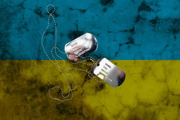 軍の空白犬のタグウクライナの背景の旗。軍事的概念 — ストック写真