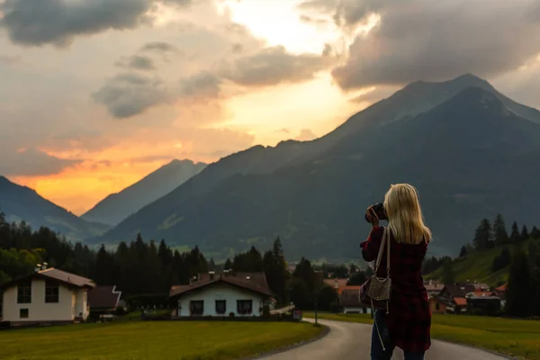 Женщина Смотрящая Горы Европа Германия Бавария — стоковое фото