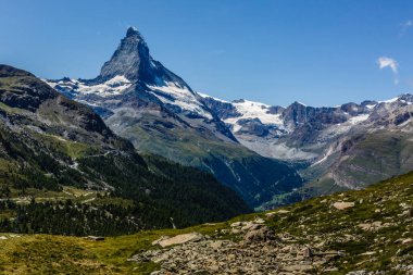 İsviçre Alpleri 'ndeki Matterhorn yakınlarındaki turistik gezinin inanılmaz manzarası..