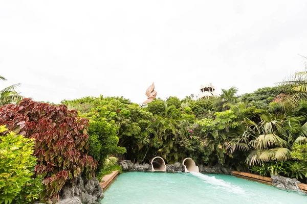 Toeristen genieten van waterattracties in het Siam waterpark in Tenerife, Spanje. Siam is het grootste waterpretpark van Europa. — Stockfoto