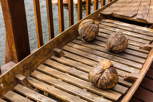 Деревянное каноэ с кокосами внутри — стоковое фото