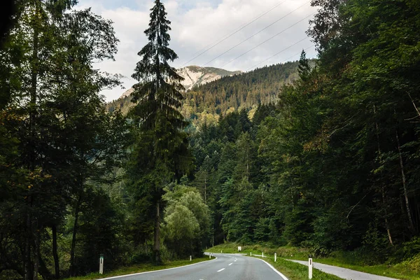 Droga toczenia w górach, tło Alp — Zdjęcie stockowe