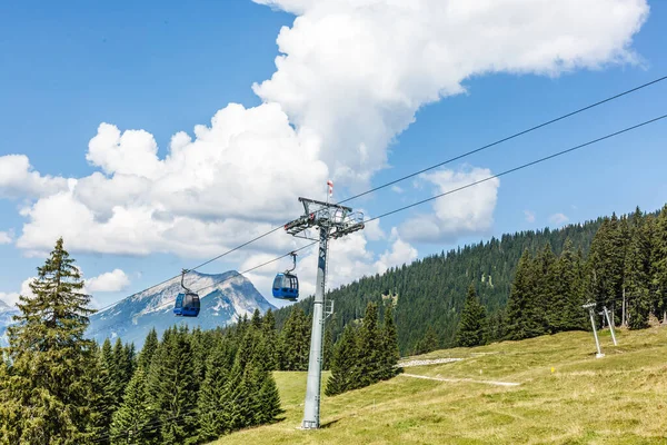 Lyžařský vlek v létě. Lanovka. Pohled z hor. Nádherná krajina. Lyžařská dráha v létě. Funicular. Horský terén. — Stock fotografie