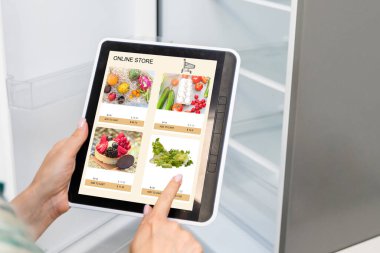 İnternetten alışveriş yapmak için dijital tablet kullanan kadın