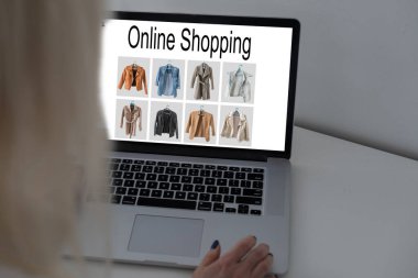 Alışveriş, teknoloji ve internet kavramı: hayali bir dükkanda dizüstü bilgisayarla alışveriş