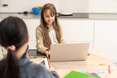 iki liseli kız evde okuyor.