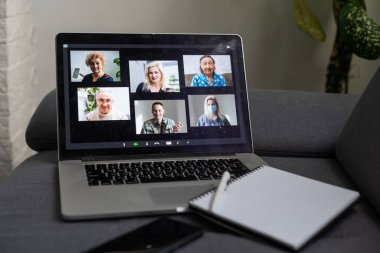 Çok yönlü konferanslı dizüstü bilgisayar ekranı, çok ırklı insanların kolajı, webcam görüntüsü, görüntülü sohbet. Bilgisayar monitöründe, sanal konferansta, video konferansında birçok farklı vesikalık fotoğraf..