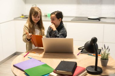 Bağlantı iyi. Seni duyabiliyorum. Küçük kız rahat masa başı çalışma uzaktan bilgisayarla internet üzerinden öğretmenlerle iletişim kurma ev içinde kulaklık var..