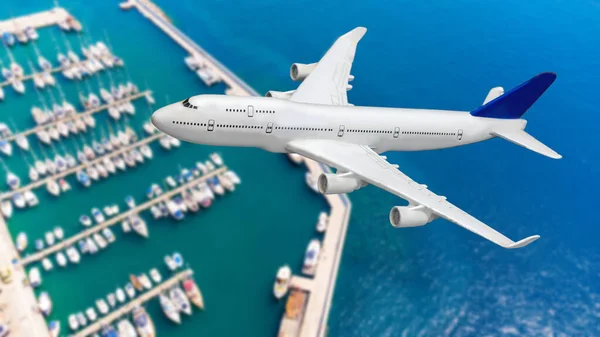 Légi felvétel egy kék tenger felett repülő repülőgépről, mint utazási koncepció fénymásolási hellyel — Stock Fotó