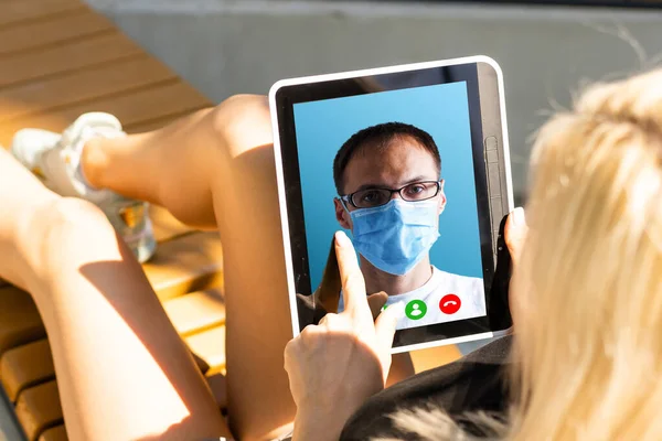 Videochattar med en patient — Stockfoto