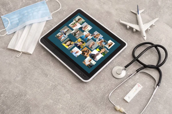 International medical travel insurance concept, ψηφιακό tablet με στηθοσκόπιο, αεροπλάνο — Φωτογραφία Αρχείου