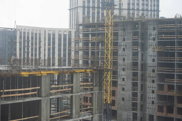 Großbaustelle mit mehreren Kränen auf einem Gebäudekomplex, — Stockfoto