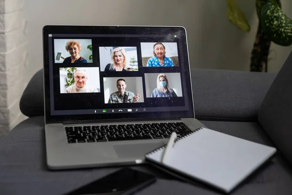 Laptop képernyő többszemélyes konferenciával, multiracionális emberek csoportjának kollázsa, webkamera nézet, video chat. Sok különböző fejkép a számítógép monitoron, virtuális konferencia, videohívás. — Stock Fotó