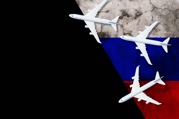 Russian flag, toy plane and barbed wire on blue background, concept of banning aircraft departing from Russia — Stock Photo, Image