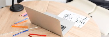 Çevrimiçi Sınıf Bilgisayarda Video Konferansı Kullanıyor