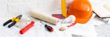 Araç ve tabletli inşaat planları, üst görünüm