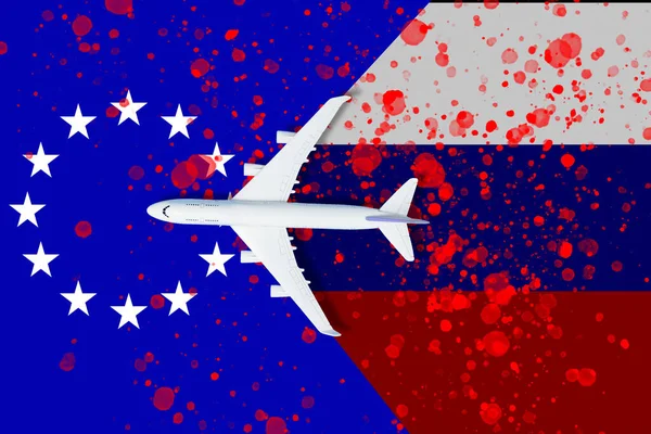 Не путешествовать на самолете закрытое небо из-за военного конфликта между Россией и Украиной бумажный самолет с российским и украинским флагом — стоковое фото