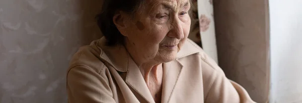 Очень пожилая женщина счастливо держит ноутбук — стоковое фото