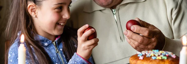 Feliz abuelo y nieta tienen huevos de Pascua en la mano, juego popular supera huevo de Pascua —  Fotos de Stock