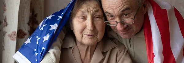 Seniors with USA flag at home. — Stock Photo, Image