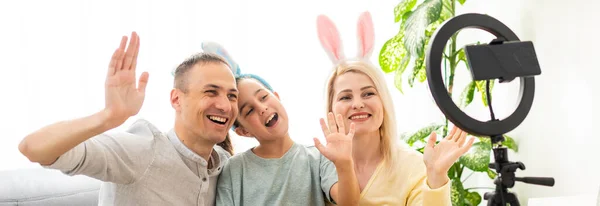 Padre, madre y su hijo disfrutan pintando huevos de Pascua. Tienda en línea para la decoración feliz Pascua. Huevos de Pascua - surtido de huevos de color — Foto de Stock