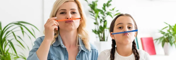 Madre e piccola figlia 8s a casa divertirsi dipingendo insieme con i colori. Mamma o tata felice e bambina godono di disegno. — Foto Stock