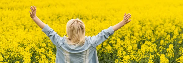 Portrait of young beautiful woman in blooming rapeseed meadow — Stock Photo, Image