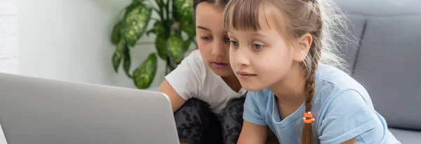 Bambine a casa con computer portatile, video chat con i loro amici. — Foto Stock