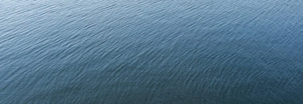 Superfície da água, fundo do rio, fundo azul — Fotografia de Stock