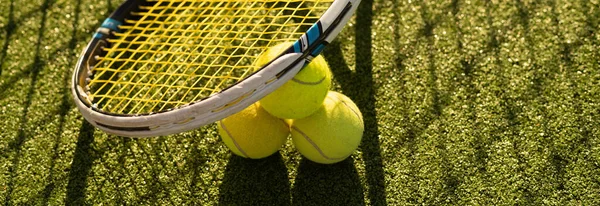 テニスゲーム。テニスコートにラケットのあるテニスボール。スポーツ、レクリエーションの概念. — ストック写真