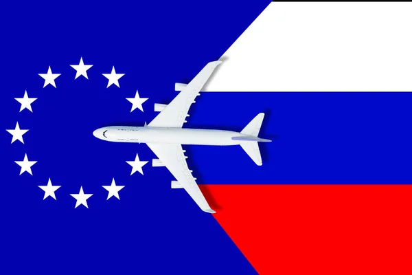 Не путешествовать на самолете закрытое небо из-за военного конфликта между Россией и Украиной игрушечный самолет с российским флагом — стоковое фото