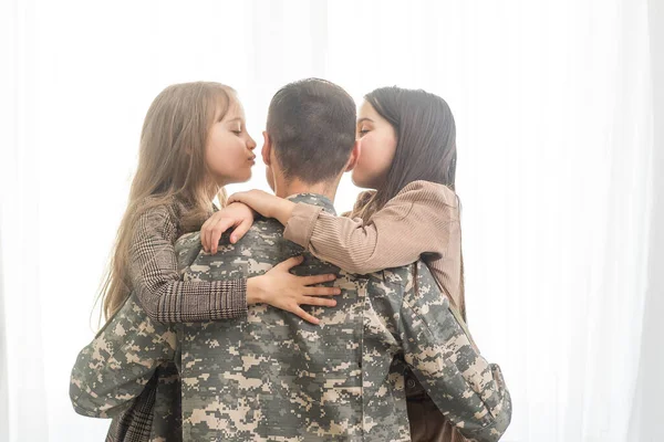 Šťastný vojenský otec drží dceru. rodina, svazování a vlastenectví. — Stock fotografie