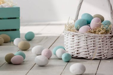 Paskalya yumurtası sepeti ahşap arka plan