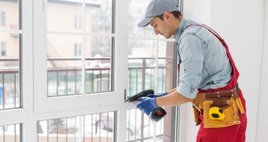 İşçi eve pencere kurup kontrol ediyor